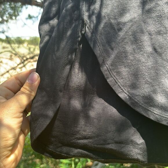 Uniqlo split hem black top - Picture 3 of 4